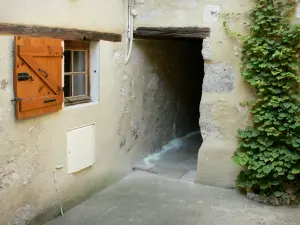 Fourcès - Facade of a house in the fortified village