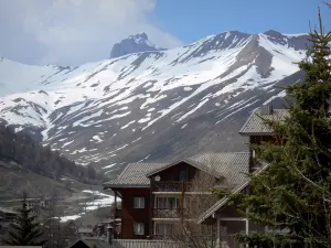 La Foux d'Allos - Chalets de la station de ski de Val d'Allos 1800 avec vue sur les montagnes aux cimes enneigées
