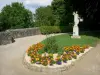 Fresnay河畔萨尔特 - 城堡的公共花园，有金星和花坛的雕像