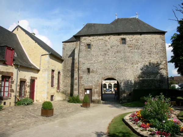 Fresnay-sur-Sarthe - Poterne (porte) du château, abritant le musée médiéval, et parterre de fleurs du jardin public