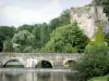 Fresnay-sur-Sarthe - Befestigungsmauern des Schlosses, Bäume am Wasserufer, und Brücke überspannend den Fluss Sarthe