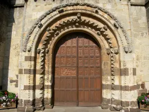 Fresnay-sur-Sarthe - Portail de l'église romane Notre-Dame avec sa porte en chêne sculpté