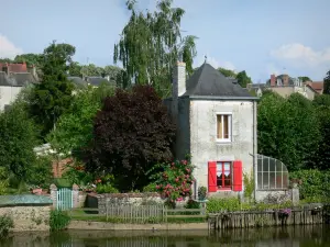 Fresnay-sur-Sarthe - Haus und Blumengarten am Ufer des Flusses Sarthe