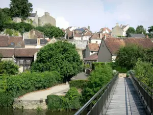 Fresnay-sur-Sarthe - Passerelle enjambant la rivière Sarthe, et maisons de la cité médiévale