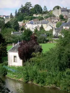 Fresnay-sur-Sarthe - Mittelalterliche Stätte, mit ihren Befestigungsmauern und ihren Häusern, Grün, und Fluss Sarthe