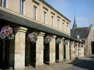 Fresnay-sur-Sarthe - Mit Blumen geschmückte Hallen