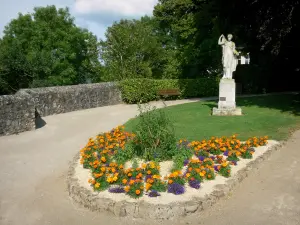 Fresnay-sur-Sarthe - Jardin public du château, avec statue de Vénus et parterre de fleurs