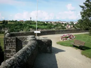 Fresnay-sur-Sarthe - Öffentlicher Garten des Schlosses: Spazierweg entlang der Befestigungsmauern mit Blick auf die umliegende Landschaft