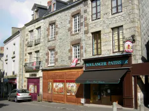 Fresnay-sur-Sarthe - Façades de maisons et commerces de la cité médiévale