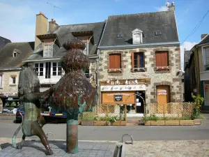 Fresnay-sur-Sarthe - Brunnen des Löwen und Häuserfassaden der mittelalterlichen Stätte