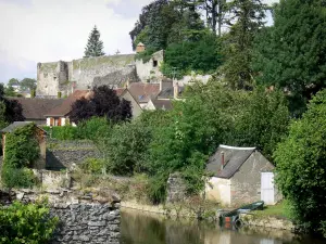 Fresnay-sur-Sarthe - Befestigungsmauern des Schlosses, Häuser des mittelalterlichen Ortes, Grün und Fluss Sarthe