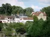 Fresnay-sur-Sarthe - Häuser umgeben von Grün
