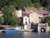 Fumel - Rivière Lot, gabarre (bateau traditionnel), arbres et maisons de la ville