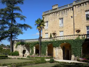 Fumel - Château abritant la mairie et jardin à la française