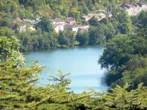 Fumel - Vue sur la rivière Lot bordée d'arbres