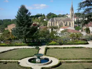 Fumel - Jardin à la française du château avec vue sur l'église Saint-Antoine et les maisons de la ville