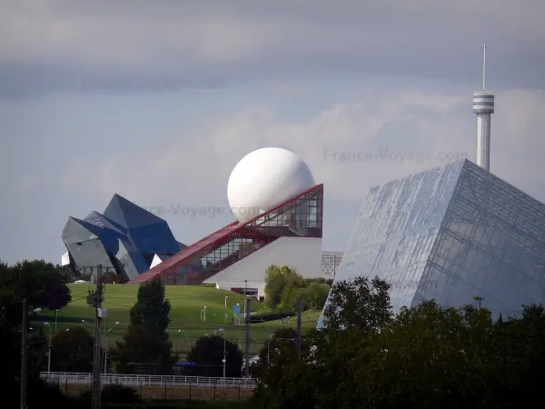 Futuroscope Park - Gebäude mit futuristischer Architektur: Omnimax vorne, Pavillon des Futuroscope (Weisse Kugel und Prisma aus Glas), und Kinemax im Hintergrund