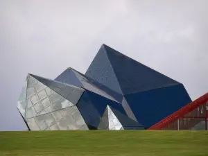 Futuroscope Park - Kinemax (Gebäude mit futuristischer Architektur)