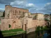 Gaillac - Fluss (Tarn), Abtei Saint-Michel (Abteigebäude, das das Museum der Abtei und des Hauses der Weine birgt, Abteikirche, Häuser der Stadt und Wolken im Himmel