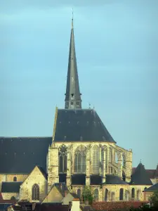 Gallardon - Kirche Saint-Pierre-et-Saint-Paul und Dächer der Häuser der mittelalterlichen Stätte