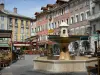 Gap - Place Jean Marcellin : fontaine, terrasses de cafés, commerces et maisons aux façades colorées de la vieille ville