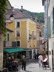Gap - Ruelle de la vieille ville bordée de maisons aux façades colorées