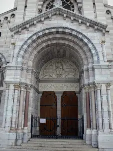 Gap - Notre-Dame-et-Saint-Arnoux cathedral of Neo-Gothic style: portal