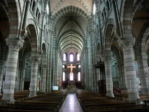 Gap - All'interno della cattedrale di Notre-Dame-et-Saint-Arnoux: navata e del coro