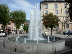 Gap - Fontaine à jets d'eau, arbres et maisons de la vieille ville