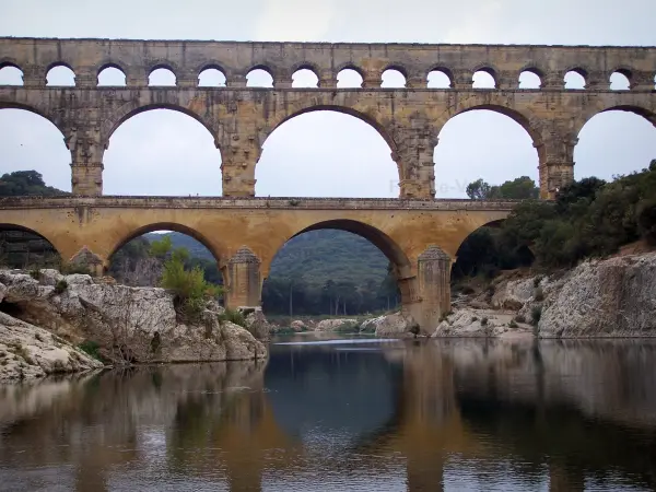 Gard Brücke - Dreistöckige römische Aquäduktbrücke mit Bogen (Bogenbrücke, antikes Bauwerk)  überspannend den Fluss Gardon; auf der Gemeinde Vers-Pont-du-Gard