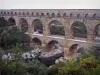 Gard Brücke - Dreistöckige römische Aquäduktbrücke mit Bogen (Bogenbrücke, antikes Bauwerk)  überspannend den Fluss Gardon; auf der Gemeinde Vers-Pont-du-Gard