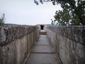 Gard Brücke - Auf der römischen Aquäduktbrücke (antikes Bauwerk)