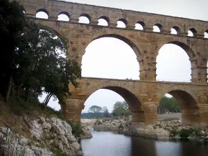 Gard Brücke - Dreistöckige römische Aquäduktbrücke (antikes Bauwerk) mit Bogen (Bogenbrücke) überspannend die Gewässer des Gardon; auf der Gemeinde Vers-Pont-du-Gard