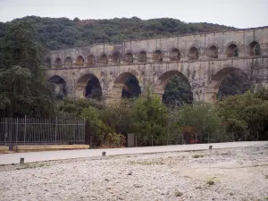 Gard Brücke - Römische Aquäduktbrücke (Bogenbrücke, antikes Bauwerk); auf der Gemeinde Vers-Pont-du-Gard
