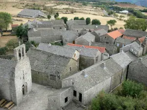 La Garde-Guérin - Uitzicht op de klokkentoren van de kerk St. Michael's en de daken van huizen in het middeleeuwse dorp in de gemeente Prevencheres, in het Parc National des Cevennes