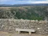 La Garde-Guérin - Banco, muro de piedra y el paisaje Chassezac gargantas, en el Parque Nacional de Cévennes