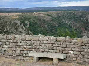 La Garde-Guérin - Bench, stenen muur en landschap Chassezac Gorges, in het Parc National des Cevennes