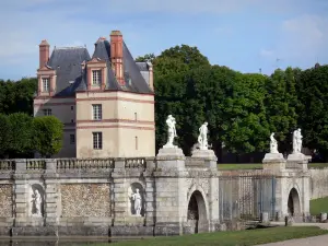 Gardens of the Palace of Fontainebleau - Sully pavilion and statues (sculptures)