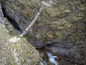 Garganta del Étroits - Garganta de puente sobre el río vía ferrata y paredes de roca, en Dévoluy