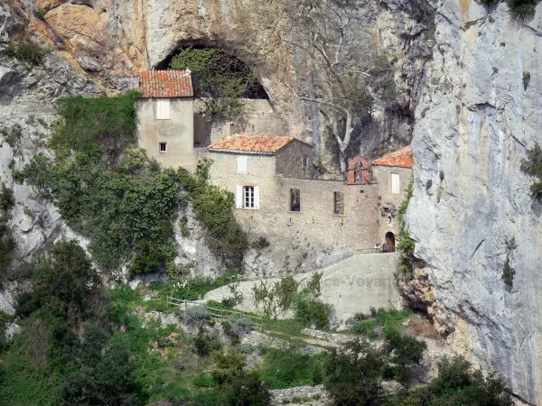 Gargantas de Galamus - Ermitage Saint-Antoine Galamus enclavado en los acantilados de piedra caliza de la garganta, en el Fenolleda