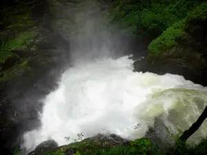 Gargantas de la Langouette - Cascada (cascada) del río (el sonido)