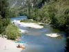 Gargantas del Tarn - Río Tarn alineado con los árboles, las canoas a lo largo del agua en el Parque Nacional de Cévennes