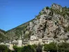 Gargantas del Tarn - Castillo (Manoir de Montesquiou) y las casas en el pueblo de La Malene, al pie de la barra de roca, en el Parque Nacional de Cévennes