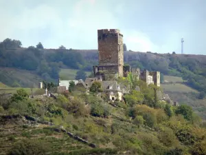 Gargantas del Truyère - Valon castillo (en la ciudad de Lacroix-Barrez) con vistas a las gargantas de la Truyère