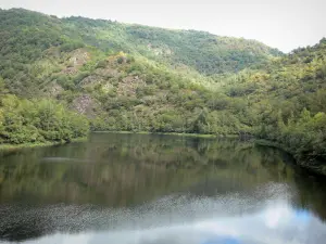 Gargantas del Truyère - Vista del río y sus alrededores Truyère verde