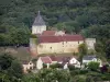 Gargilesse-Dampierre - Vue sur le village entouré de verdure : clocher de l'église Notre-Dame, tour, pigeonnier et ferme du château, maisons et arbres ; dans la vallée de la Creuse