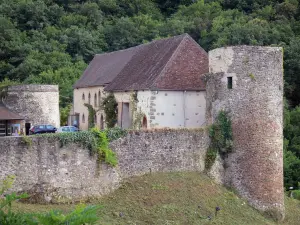 Gargilesse-Dampierre - La torre y el castillo de la granja, las casas antiguas de palomas de la oficina de turismo en el fondo