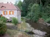 Gargilesse-Dampierre - Casa con flores y árboles a lo largo del río