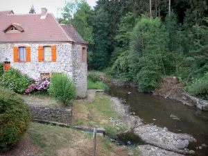 Gargilesse-Dampierre - Flower-decked house and trees along the river