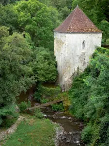 Gargilesse-Dampierre - Torre y árboles a lo largo del río